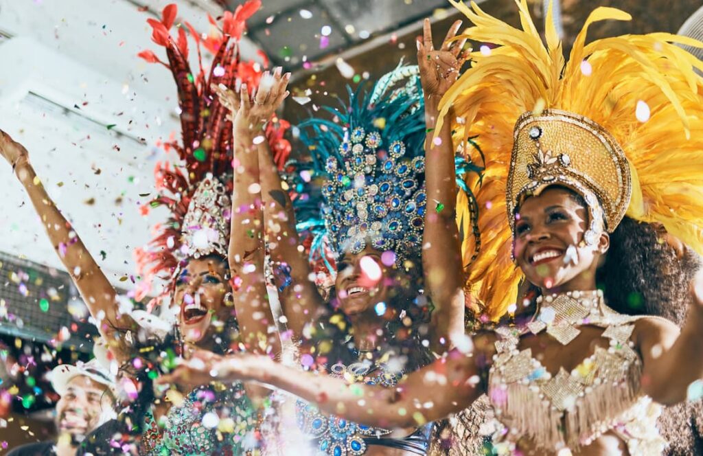 Artigo que traz sobre os Carnavais pelo Brasil, suas tradições, ritmos e culturas